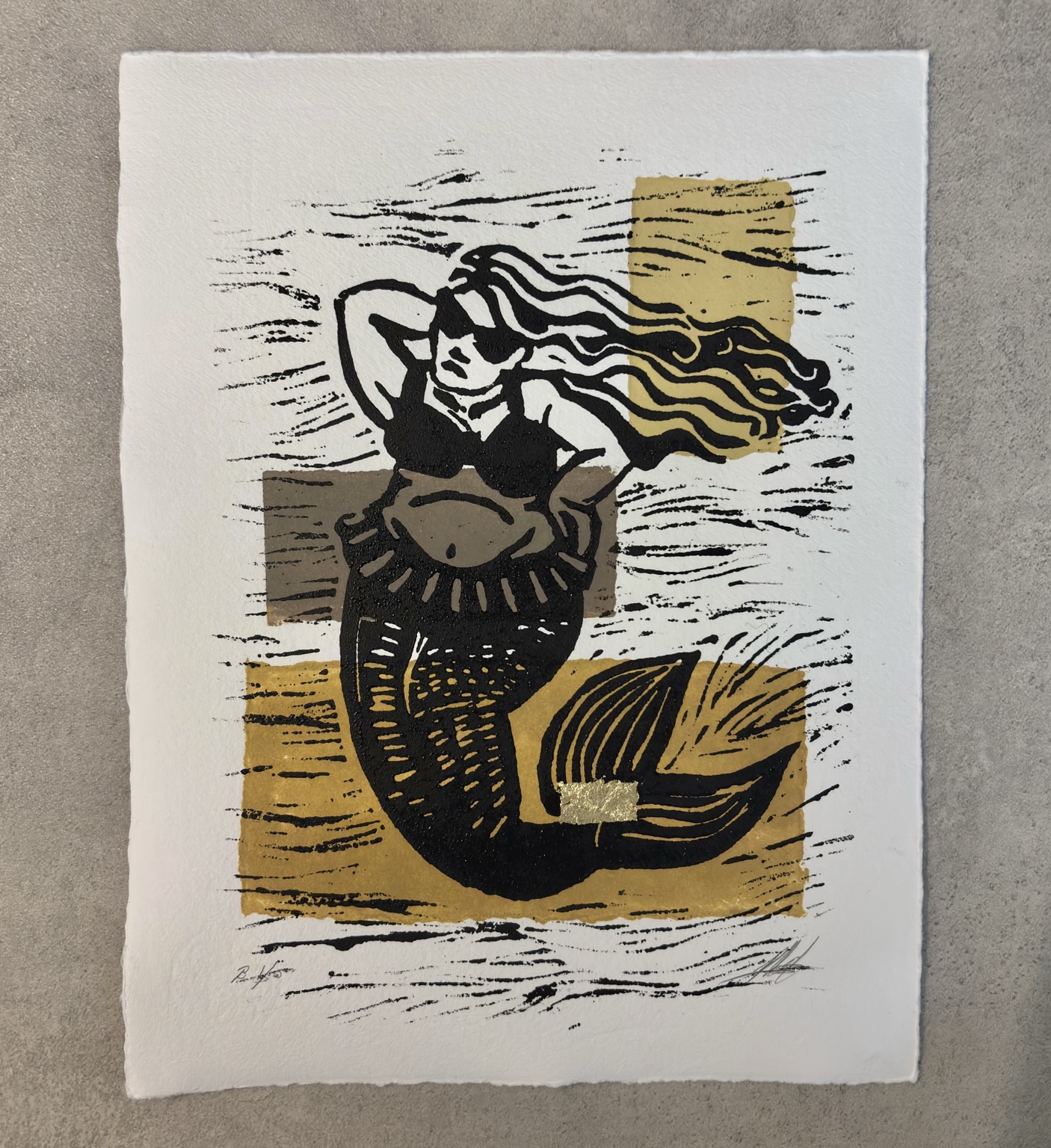 Dutch Mermaid I, oker en taupe met een bladgouden rechthoek bij de staart